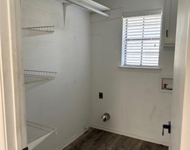 228 S Pearson Lane - Photo Thumbnail 16