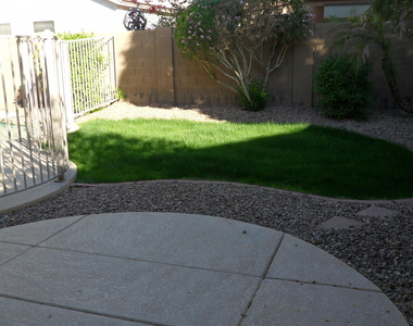 9008 W Quail Avenue - Photo Thumbnail 25