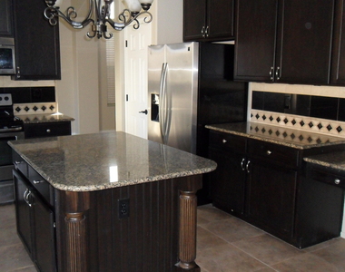 9008 W Quail Avenue - Photo Thumbnail 6