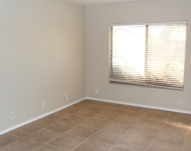 9008 W Quail Avenue - Photo Thumbnail 8