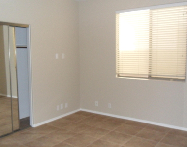 9008 W Quail Avenue - Photo Thumbnail 7