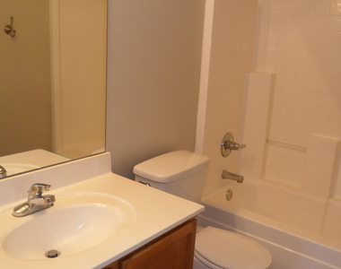 9008 W Quail Avenue - Photo Thumbnail 10