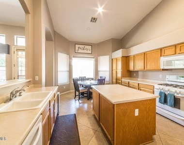 13352 W Alvarado Drive - Photo Thumbnail 6