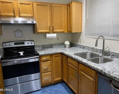 8972 W Lisbon Lane - Photo Thumbnail 12