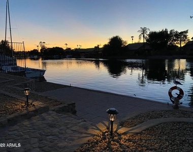 8972 W Lisbon Lane - Photo Thumbnail 10