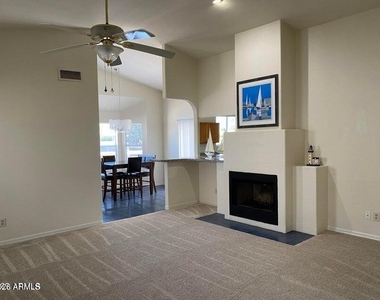 8972 W Lisbon Lane - Photo Thumbnail 16