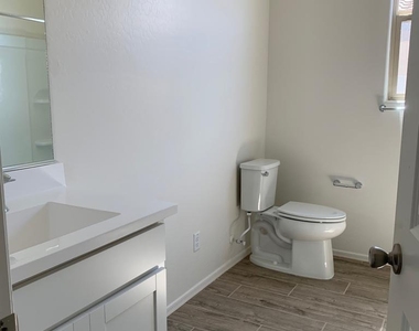 2340 W Sunland Avenue - Photo Thumbnail 14