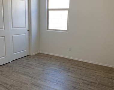 2340 W Sunland Avenue - Photo Thumbnail 13