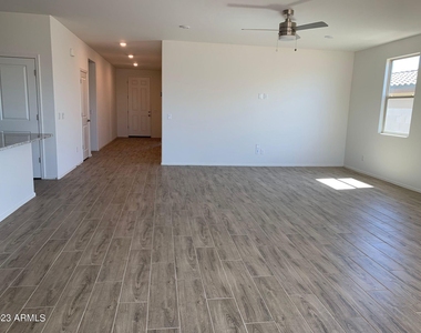 2340 W Sunland Avenue - Photo Thumbnail 2