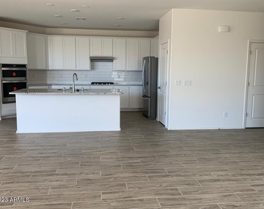 2340 W Sunland Avenue - Photo Thumbnail 4