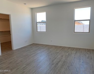 2340 W Sunland Avenue - Photo Thumbnail 9