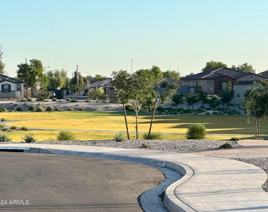2340 W Sunland Avenue - Photo Thumbnail 23