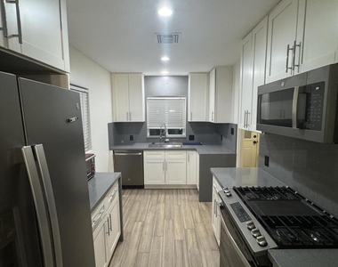 926 W Moreland Street - Photo Thumbnail 4