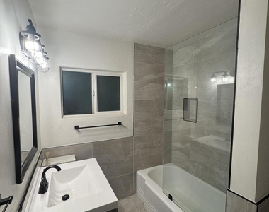 926 W Moreland Street - Photo Thumbnail 7