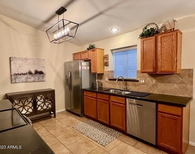 21624 N 46th Place - Photo Thumbnail 3