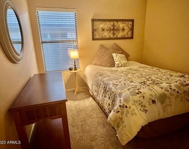 21624 N 46th Place - Photo Thumbnail 12