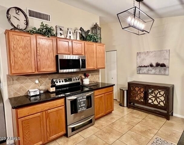 21624 N 46th Place - Photo Thumbnail 4