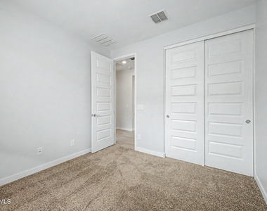327 W Tamarack Drive - Photo Thumbnail 22