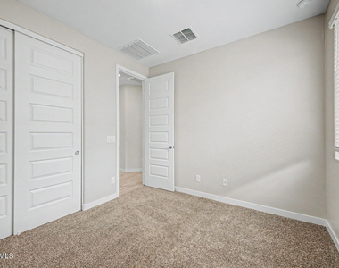 327 W Tamarack Drive - Photo Thumbnail 20