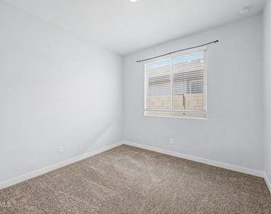 327 W Tamarack Drive - Photo Thumbnail 21
