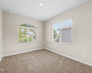 327 W Tamarack Drive - Photo Thumbnail 17