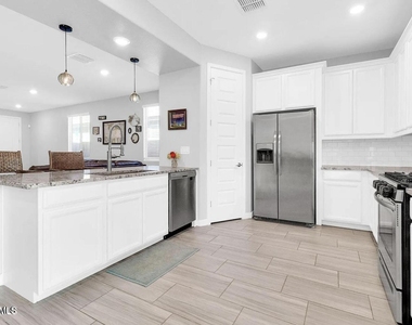 327 W Tamarack Drive - Photo Thumbnail 4