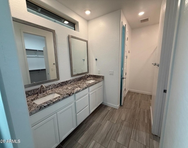 327 W Tamarack Drive - Photo Thumbnail 11