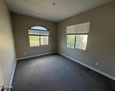 327 W Tamarack Drive - Photo Thumbnail 8
