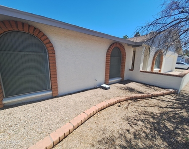 4142 W Sunnyside Avenue - Photo Thumbnail 2
