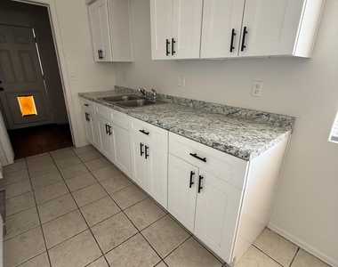 2819 E Capri Circle - Photo Thumbnail 3