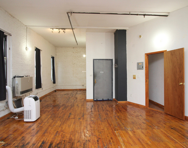 1670 Gates Ave - Photo Thumbnail 4