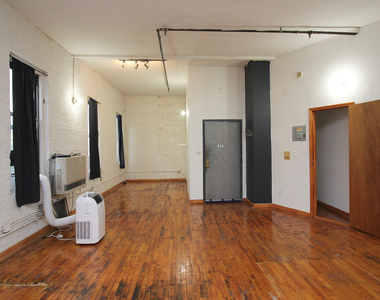 1670 Gates Ave - Photo Thumbnail 5
