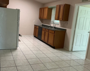 2242 Se Master Avenue - Photo Thumbnail 2