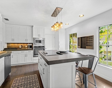 11823 Pebblewood Drive - Photo Thumbnail 9