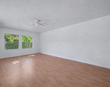 1945 Stratford Way - Photo Thumbnail 12