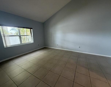 2440 Nw 99th Way - Photo Thumbnail 8