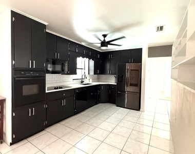 4221 Rose Lane Ne - Photo Thumbnail 6