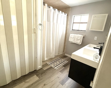 4221 Rose Lane Ne - Photo Thumbnail 9
