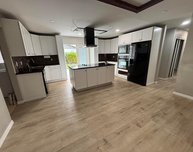 462 S Haverhill Road - Photo Thumbnail 5