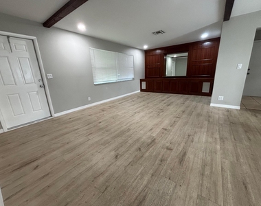 462 S Haverhill Road - Photo Thumbnail 4