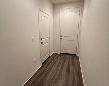 2418 S Fremont Avenue - Photo Thumbnail 5