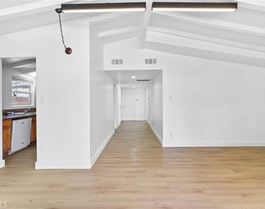 20321 Hamlin Street - Photo Thumbnail 10