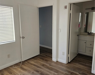 7900 Woodman Avenue - Photo Thumbnail 17