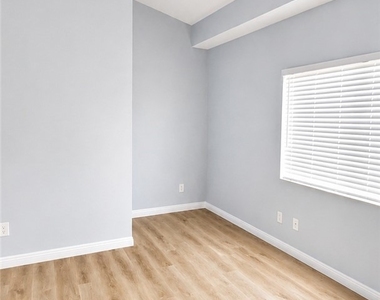 7900 Woodman Avenue - Photo Thumbnail 12