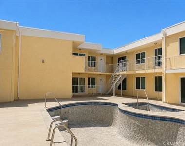 7035 Woodley Ave - Photo Thumbnail 15