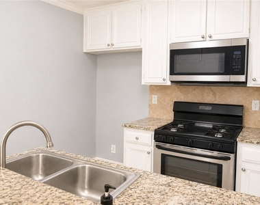 7035 Woodley Ave - Photo Thumbnail 4