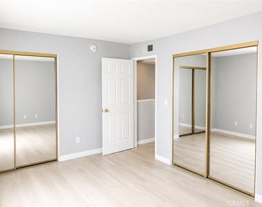 7035 Woodley Ave - Photo Thumbnail 7