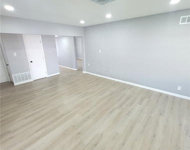 5651 Radford Avenue - Photo Thumbnail 12