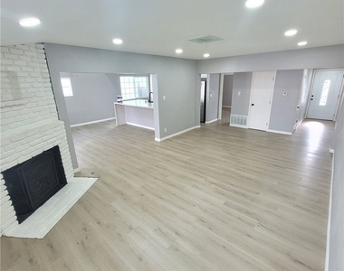 5651 Radford Avenue - Photo Thumbnail 13