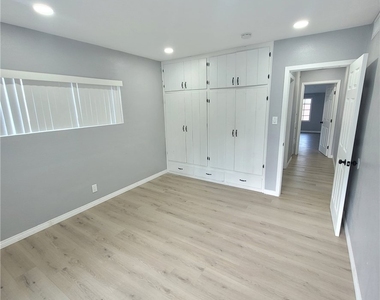 5651 Radford Avenue - Photo Thumbnail 16